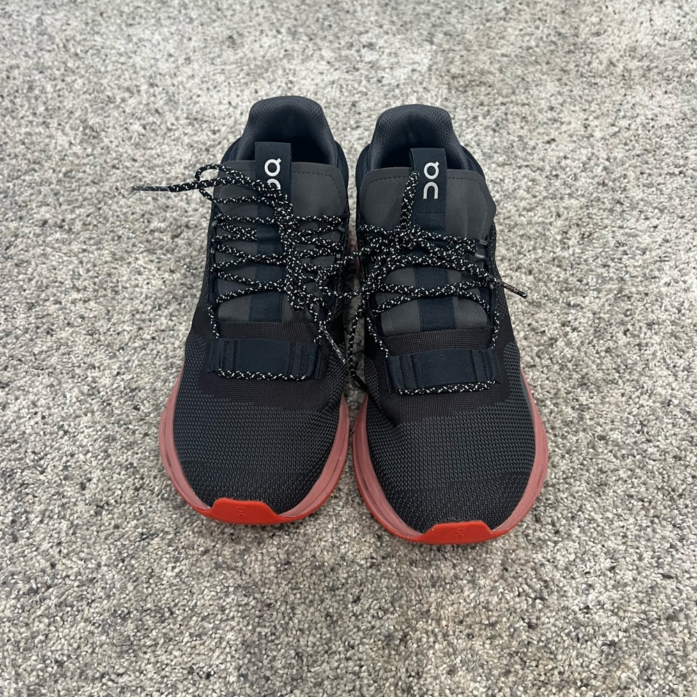 Mens On Cloud size 8.5 (women’s 9.5)